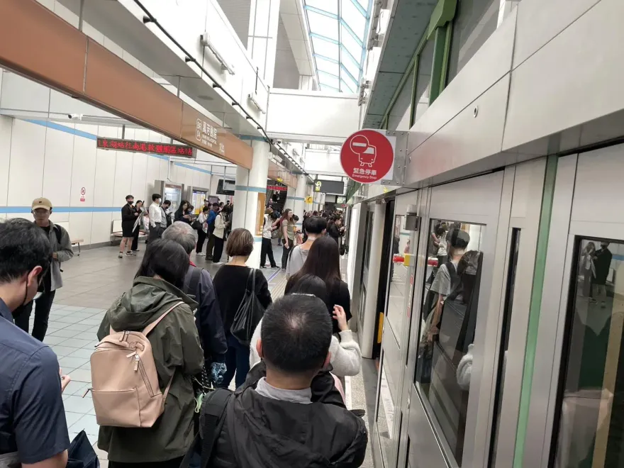 影/北捷「東湖─南港軟體園區」尖峰時間突停駛　通訊異常釀禍