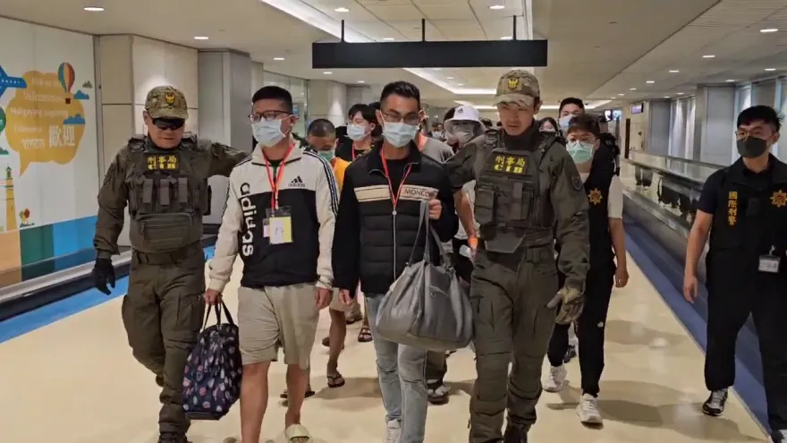 影/55位受困緬甸詐騙園區台人回來了！其中25人是通緝犯