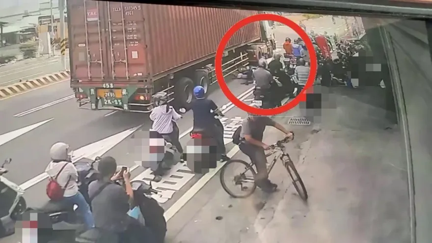 影/怵目驚心！台南上班時間20人直擊　老翁遭大車輾斃見骨