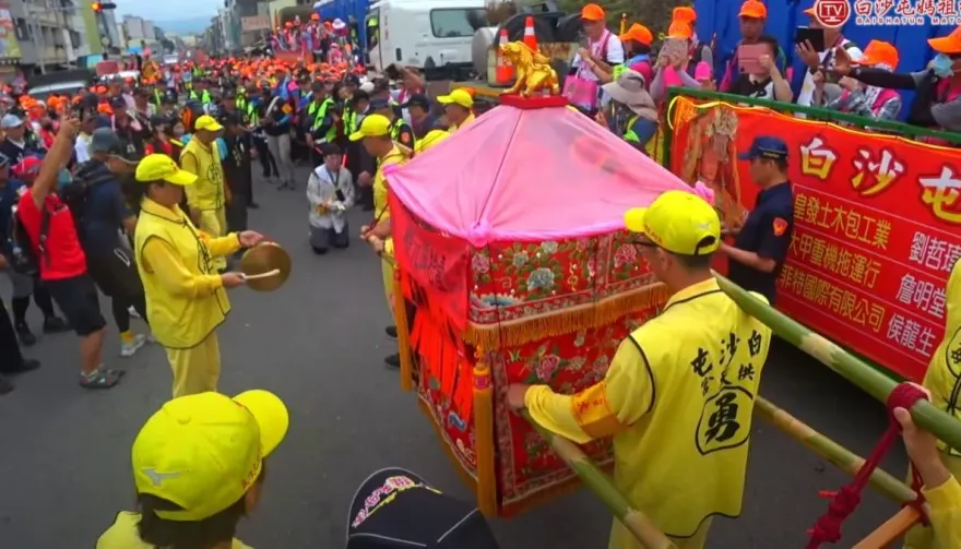 少年捧衣跪地大哭！白沙屯媽祖慈悲聆聽「路口轉3圈」