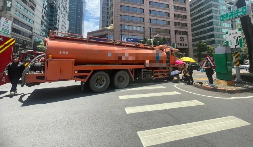 影/直擊！高雄灑水車右轉撞倒77歲單車翁「輾過雙腳」