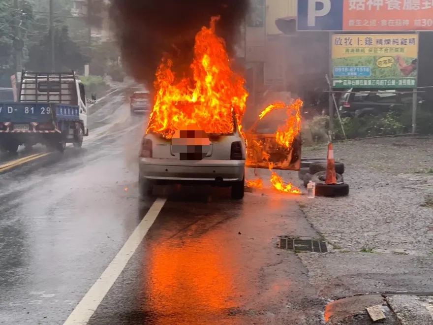 南投鹿谷驚見火燒車！「整輛狂燃」焰球畫面直擊