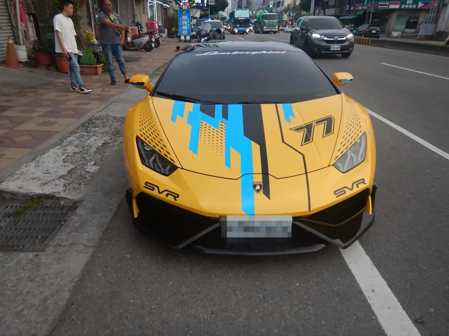 賠慘！台中重機撞1500萬「小牛」　車主是「公主派對」直播主
