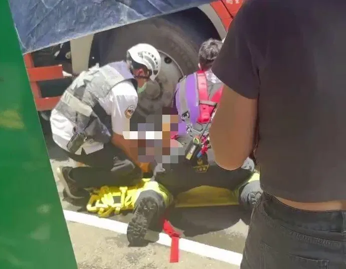 影/驚險救援！高雄灑水車輾77歲單車翁「雙腳卡車下」