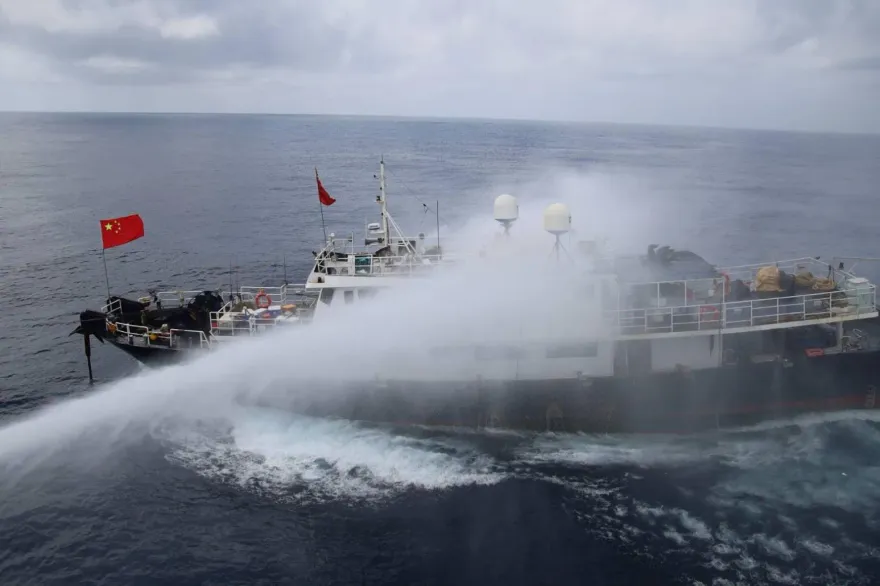 影/罕見海巡艦發射水砲　強勢驅離東沙越界大陸漁船