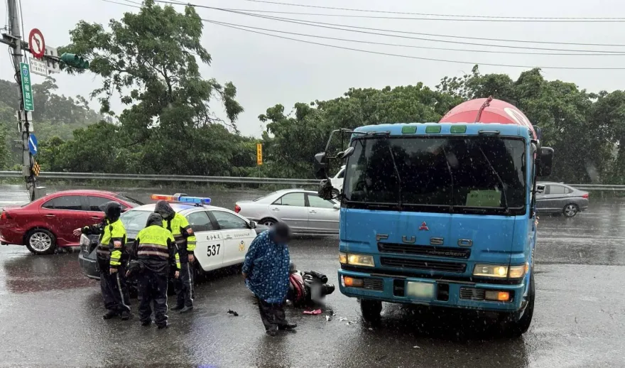 淡水機車對撞水泥車　騎士全身多處擦傷送醫