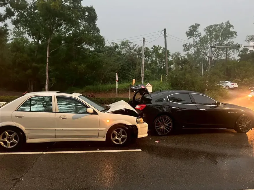影/真目屎哪滴！金門白車追撞瑪莎拉蒂　維修數十萬元起