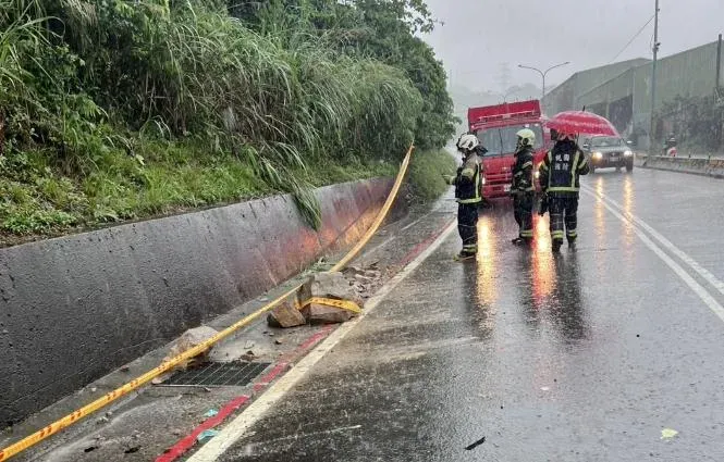 豪雨釀土石滑落！桃園龜山大石滾下來　騎士閃避自摔