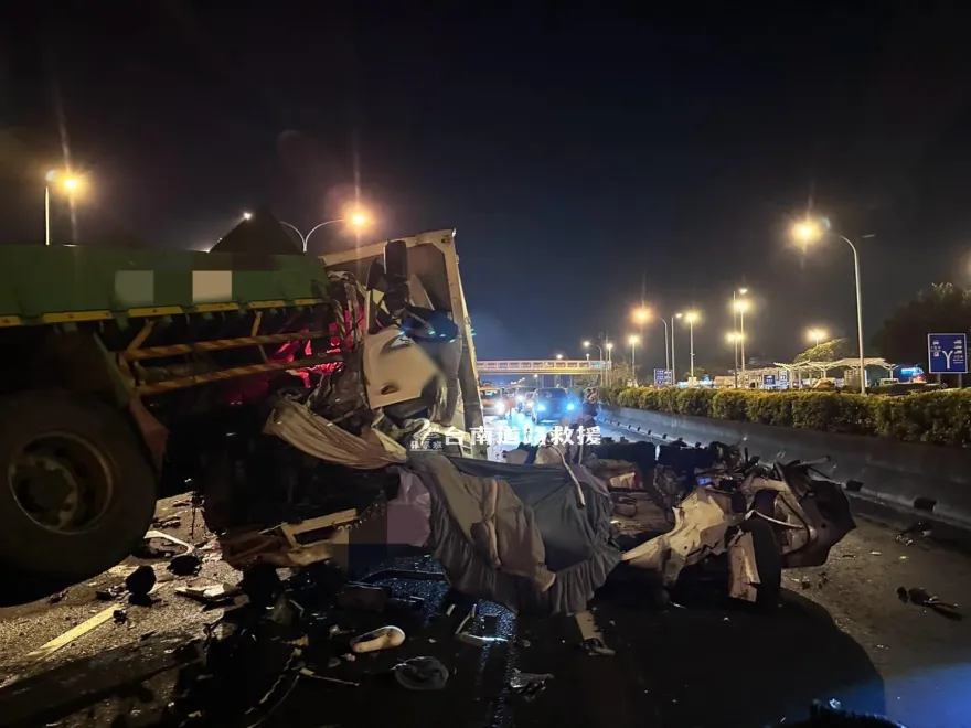 影/車碎成鐵片堆！國1仁德段5大小車追撞「有人身亡」