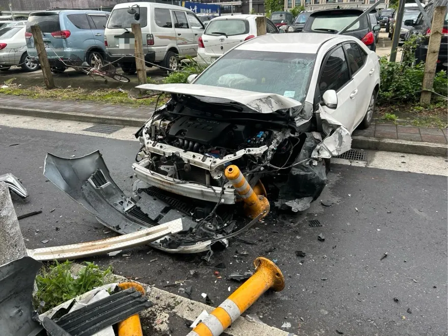 影/板橋小車猛撞分隔島「車頭全毀」　恍神男破相