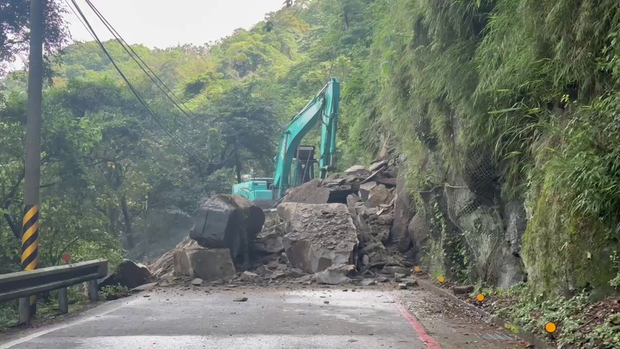 影/三峽土石崩落封路　北111縣道2.5K至3K「雙向中斷」