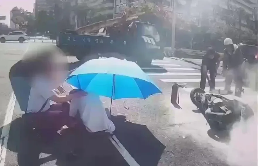 影/高雄「警局前嚴重撞擊車禍」！機車一度起火