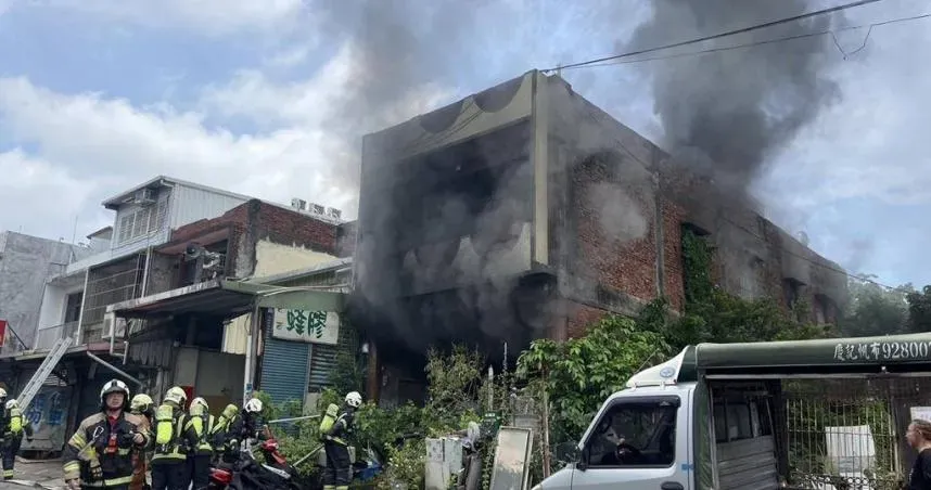 桃園楊梅民宅大火！黑煙竄高空「一度升高至二級火警」