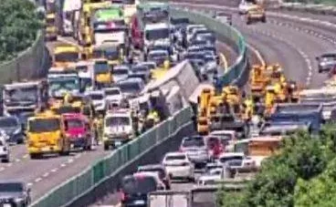 影/國3重大車禍！苑裡段大貨車「撞穿分隔島」翻覆