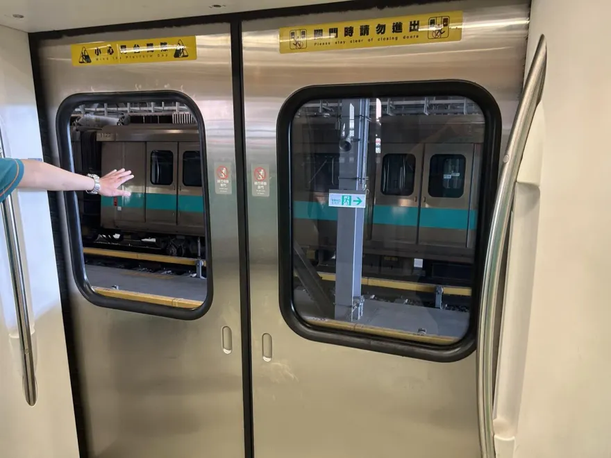 高捷通車17年首見詭異事故！行駛中門窗玻璃「整片掉落」