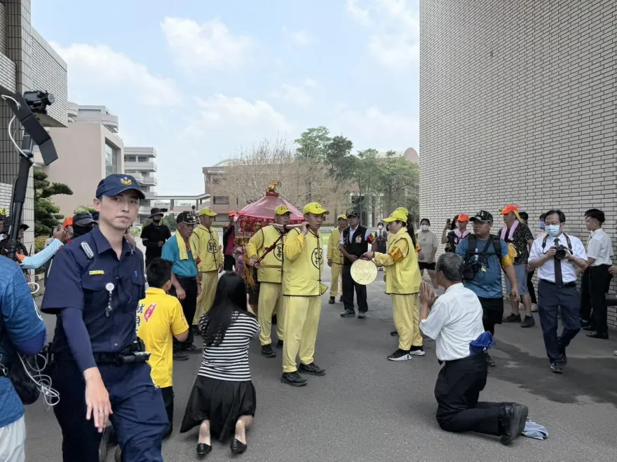 白沙屯媽祖北返回鑾！疼愛小孩連停4學校賜福