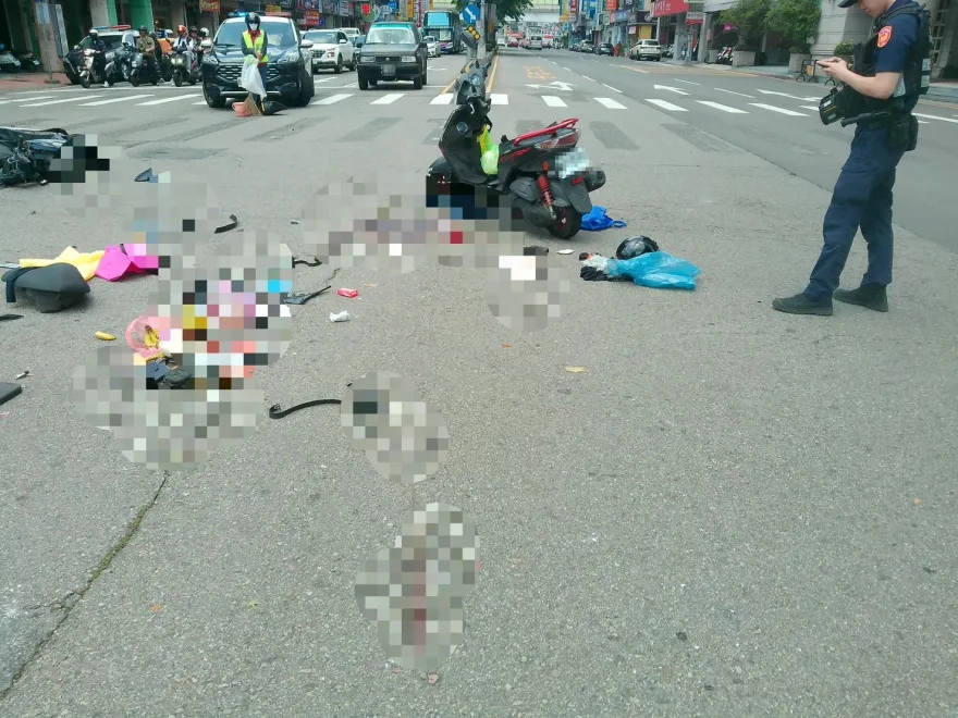 影/台中殯葬18歲男趕上班！機車對撞「零件狂噴」　74歲翁腿斷出血昏迷