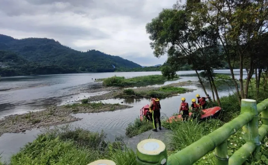 新店河濱公園釣客落水　警消下艇河面急搜尋