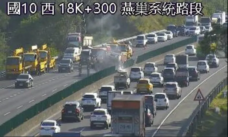國10砂石車撞護欄起火　回堵2公里時速剩20