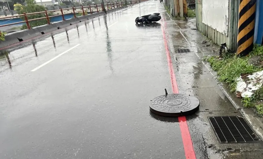 影/大雨人孔蓋噴飛擊落機車　新北女騎士慘摔破頭