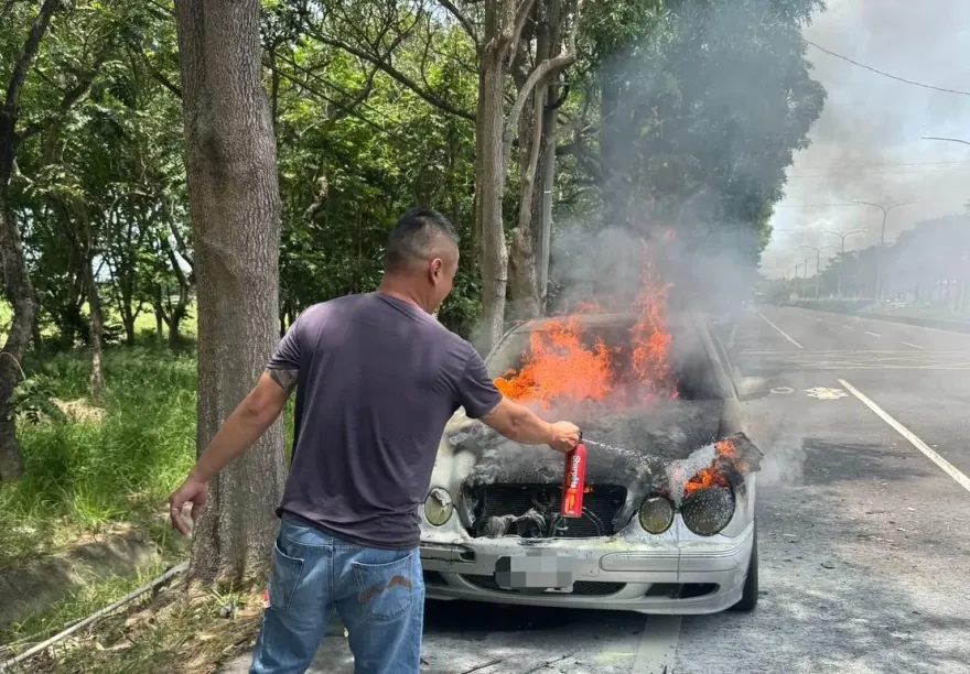 台1線火燒車！駕駛「聞塑膠燃燒異味」急下車逃生