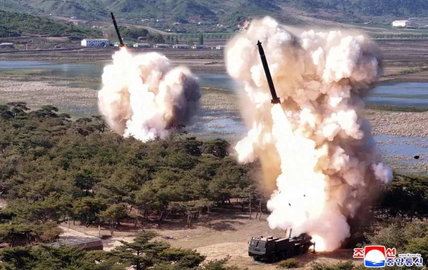 驗證「核武扳機」！金正恩視察飛彈聯合打擊演訓　劍指美韓軍演
