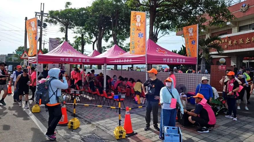 中暑頻傳！香燈腳頂35度高溫追粉紅超跑　醫護站人潮曝