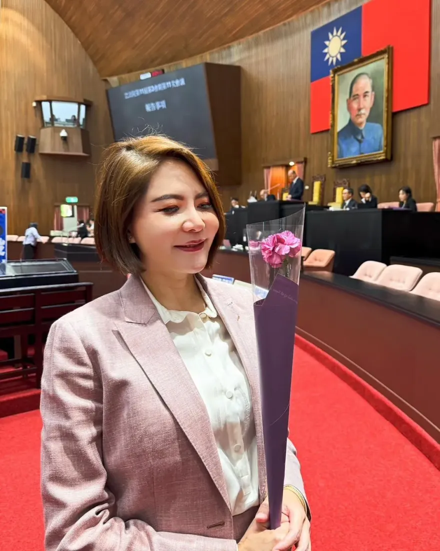 最暖的韓院長！　為全院立委準備康乃馨慶祝母親節
