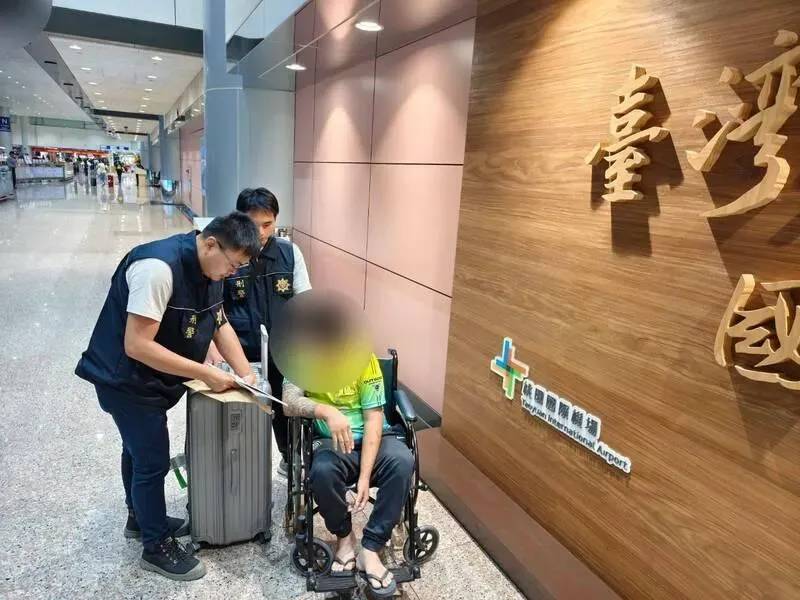 影/通緝犯貪高薪淪豬仔！赴泰跳樓逃生雙腿骨折　坐輪椅返台