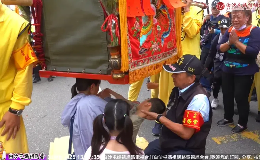 影/嬤抱病孫跪求賜福！白沙屯媽祖停轎8分鐘慈悲加持
