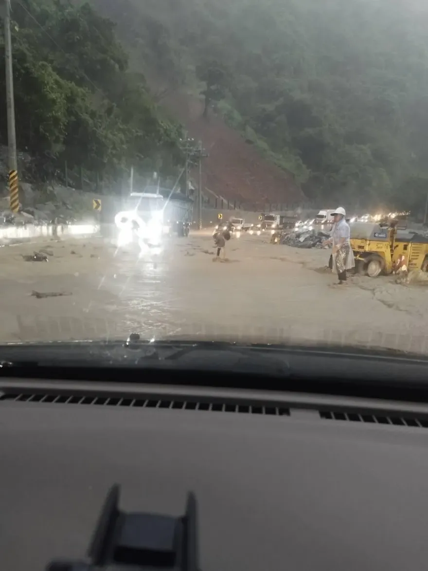 花蓮台九線雨彈狂炸！土石崩裂沖刷　匯德隧道北口交通受阻