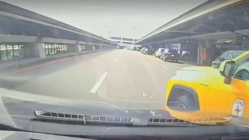 桃機第一航廈3車追撞！計程車切車道釀翻車　1駕駛受傷