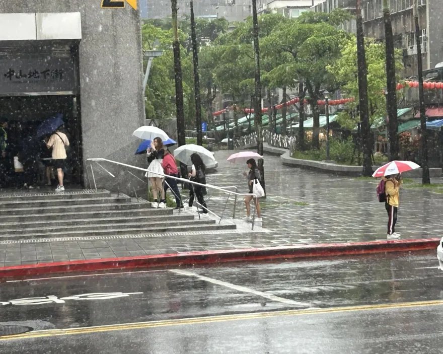 大雷雨開炸3縣市！7縣市大雨特報　士林山區防暴雨
