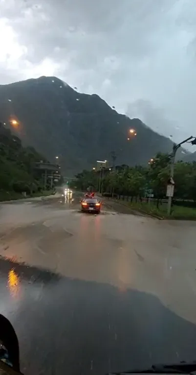 暴雨狂炸！蘇花公路南段預警封閉　和平火車站前淹水