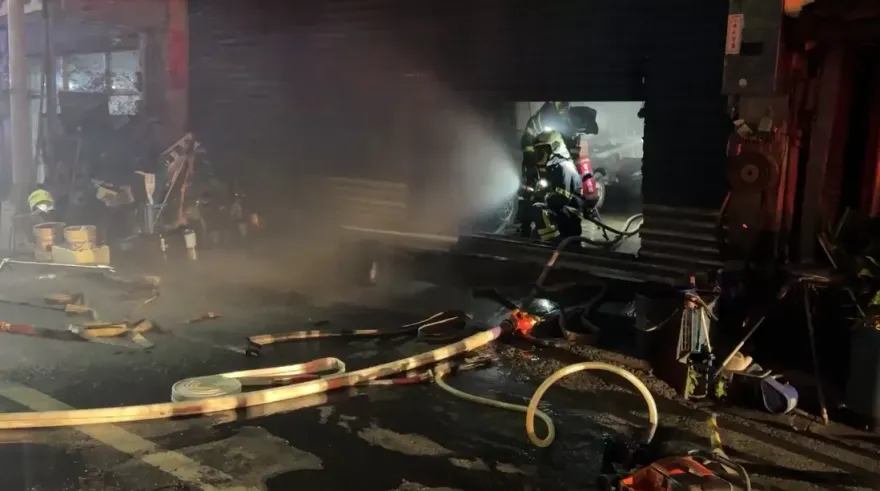 影/濃煙狂竄出！雲林汽修廠爆火警　消防鋸開鐵捲門灌救