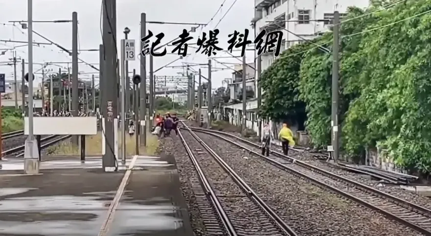 白沙屯媽祖回苗栗湧人潮　苑裡車站驚見「大膽闖軌」