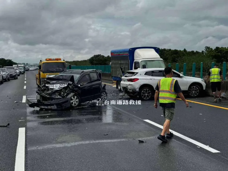 台南仁德國道一號6車連環撞　3人送醫意識清楚