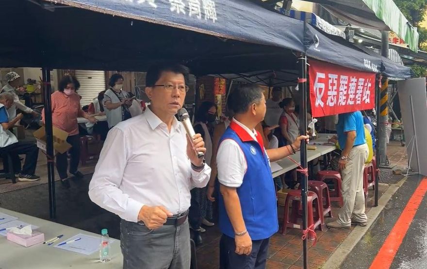 台南反罷免宣講遭嗆聲比倒讚　謝龍介展現紳士風度