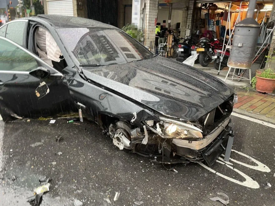雨天失控！21歲男開BMW飛撞休旅　零件四散幸無人身亡