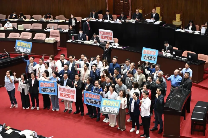不挺國定假日增5天？沈伯洋急澄清「我們提的被拒絕」 慘遭網嗆爆打臉