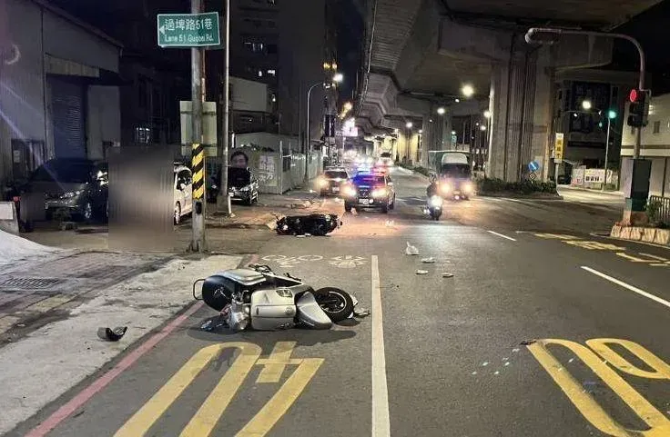 影/高雄嚴重車禍！2車追撞「安全帽噴飛」、1人「頭部重創」