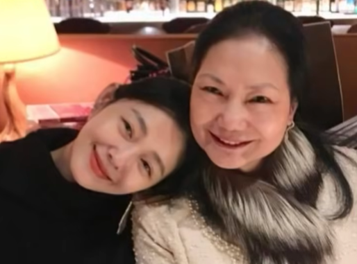 大S逝世百日逢母親節！S媽曬合照喊：我的美容大王回來了