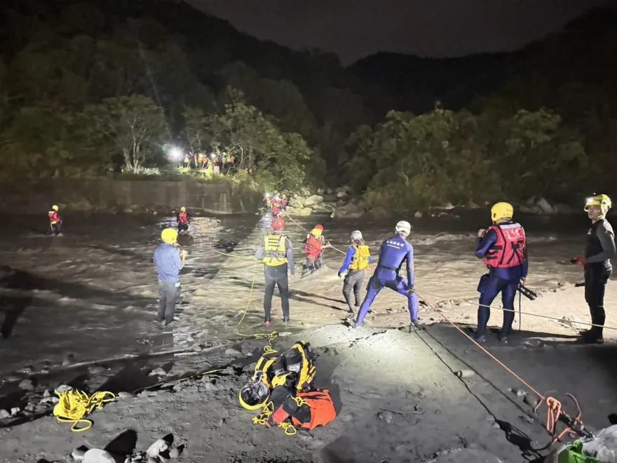 影/花蓮八里灣溪水暴漲！23人受困驚魂整夜　救援畫面曝