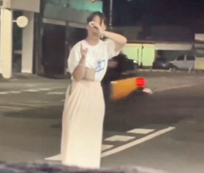 影/高雄大法師？白衣女連2天拿「泰國驅鬼法器」詭異扭動