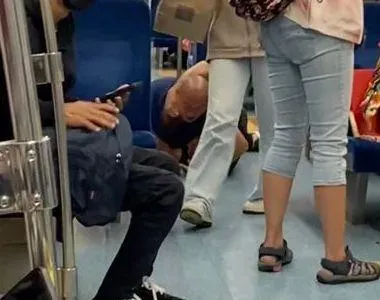 台鐵車廂擂台賽開打！區間車2壯男「激烈鎖喉倒地扭打」