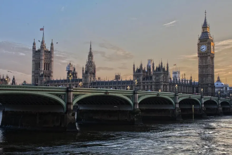 英國政府預告多項改革措施　收緊移民政策、打擊濫用庇護制度