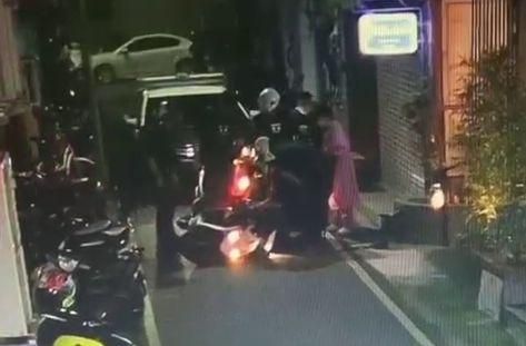 影/慎入！新竹越南車手失風　嚇到當場烙賽