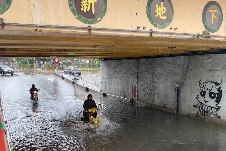 雨勢猛烈抽水馬達故障　桃園中新地下道積水封鎖