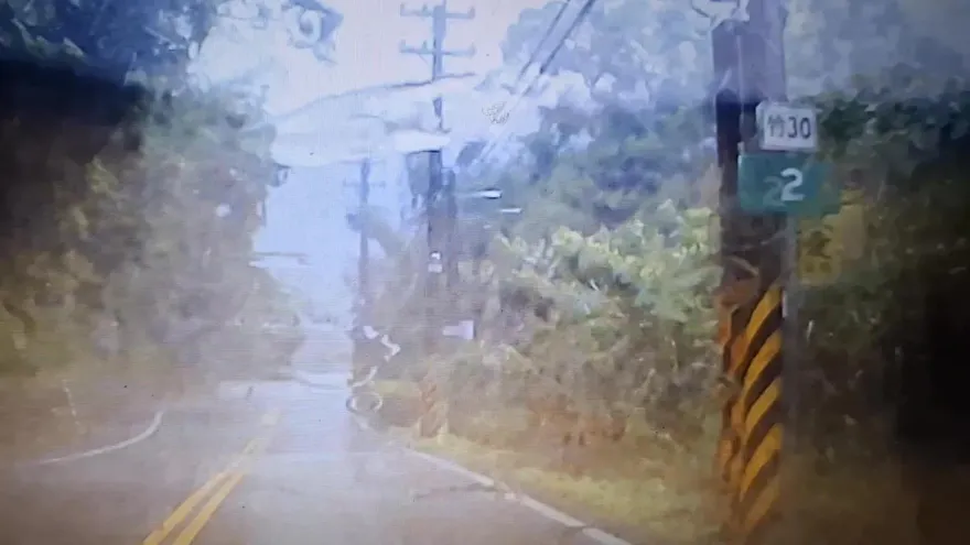 影/像孤魂野鬼走街頭！關西竹30鄉道突山崩　駕駛險遭活埋