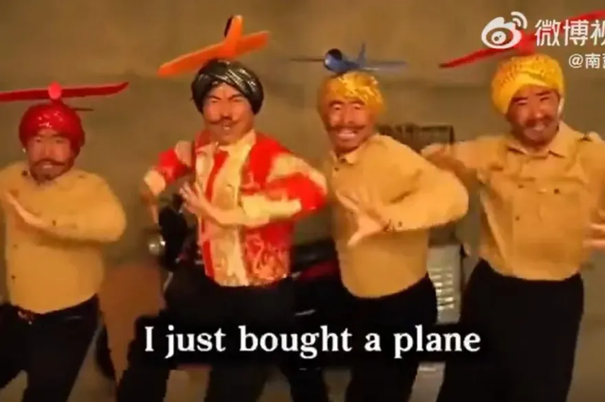 影/酸爆！陸網紅改編印度神曲「剛買的飛機被打啦」　暴紅全網